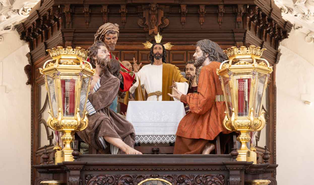 El paso de la Hermandad de La Cena de Sevilla con el Misterio al completo.