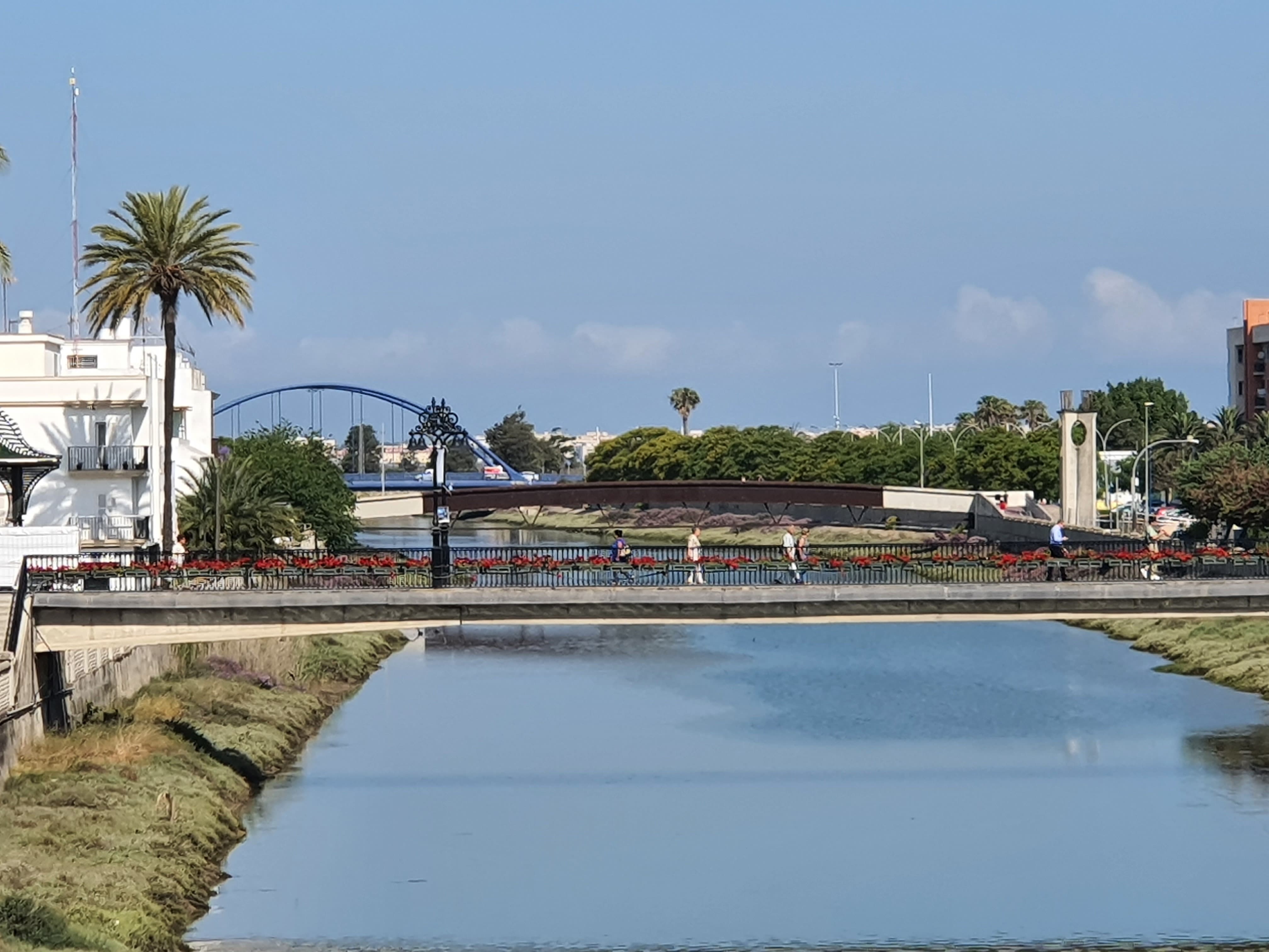Varias pasarelas que cruzan la ciudad.