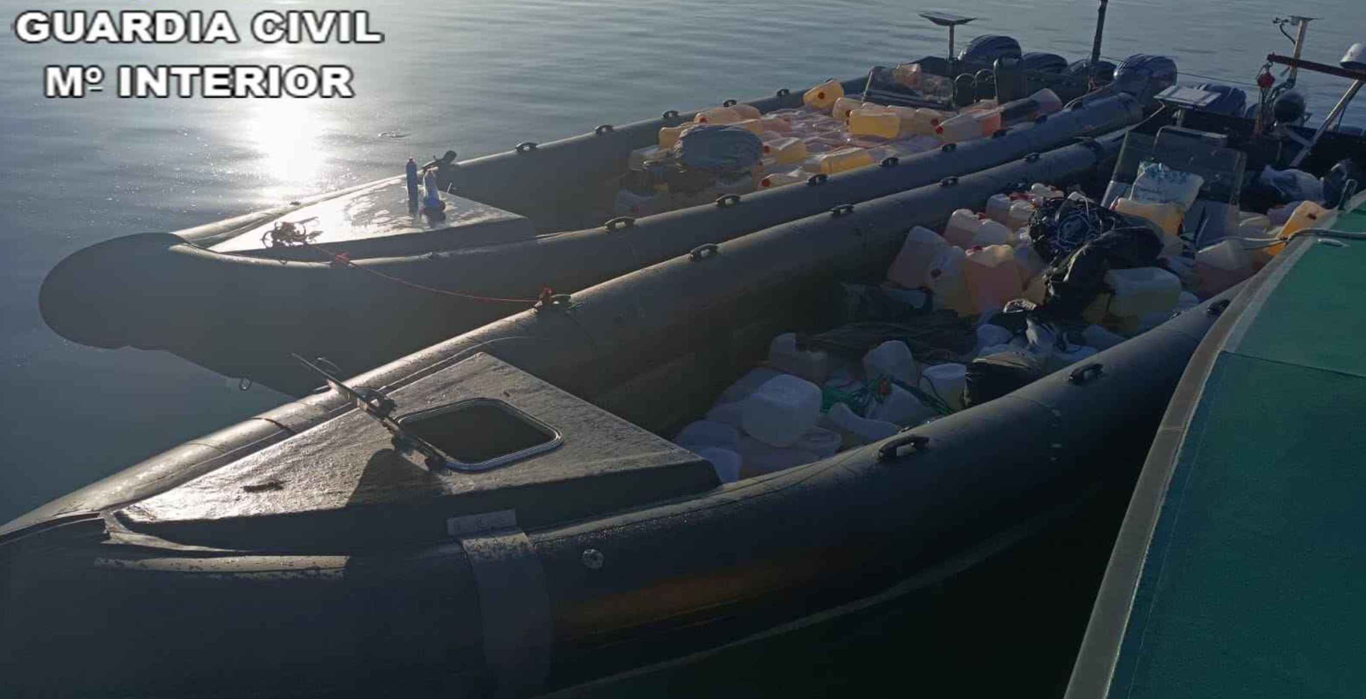 Las dos narcolanchas que han sido interceptadas por la Guardia Civil.