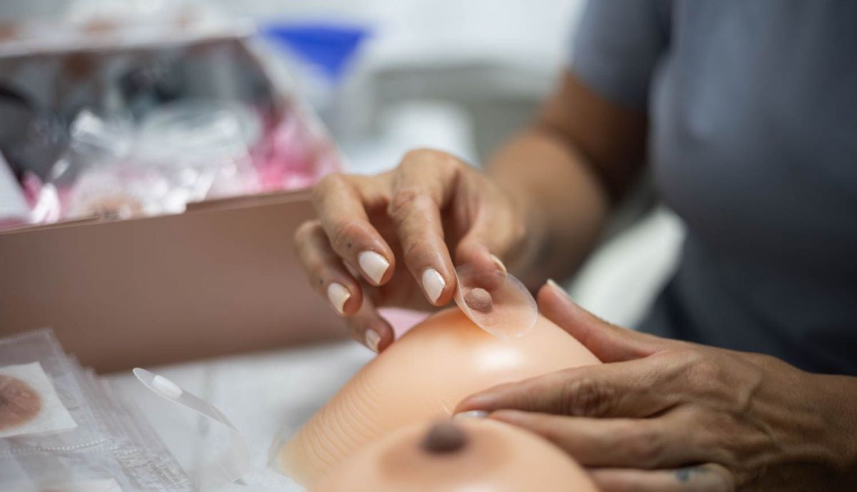 Rocío muestra cómo se aplica la prótesis.