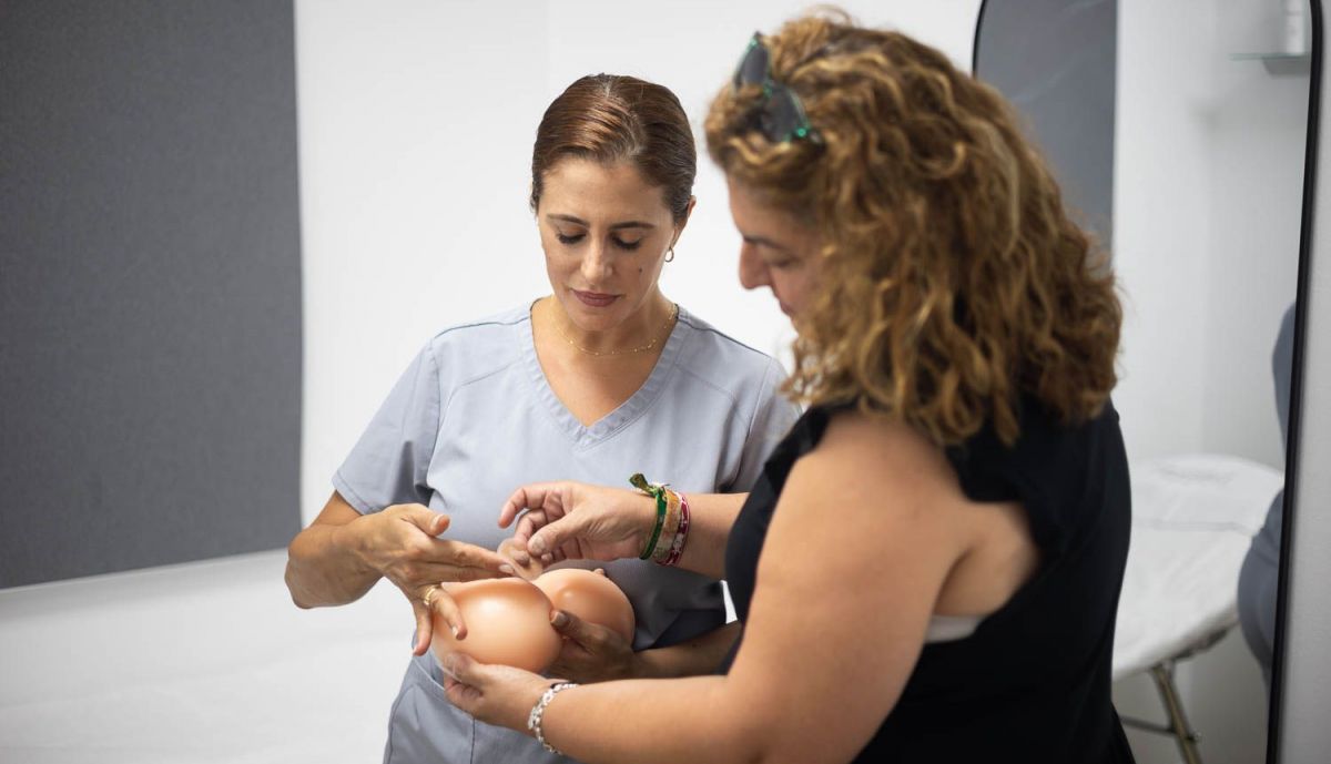 Rocío enseña a Mari Carmen las prótesis.