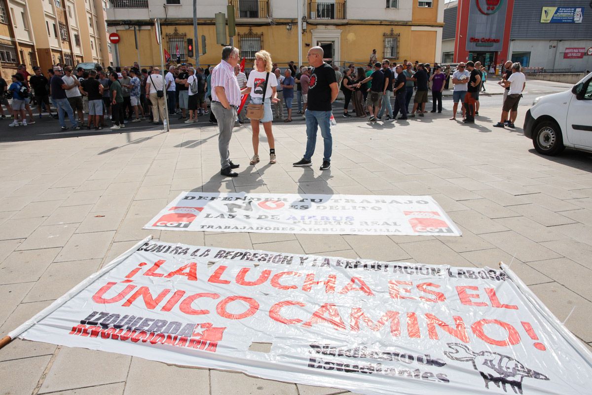 Los trabajadores de Airbus en la puerta de los Juzgados de Cádiz, este miércoles.