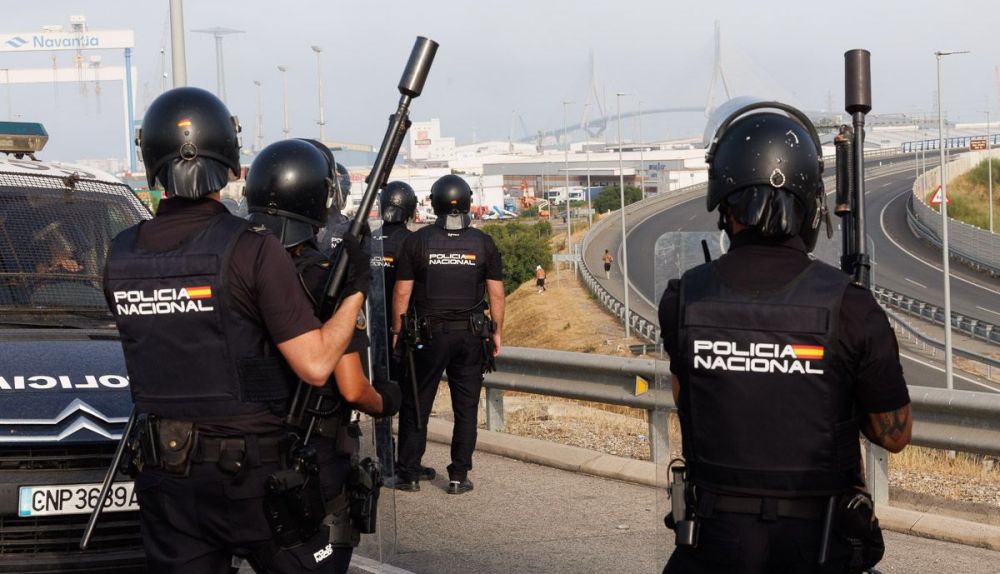 Policías antidisturbios en los accesos a las plantas de Puerto Real.