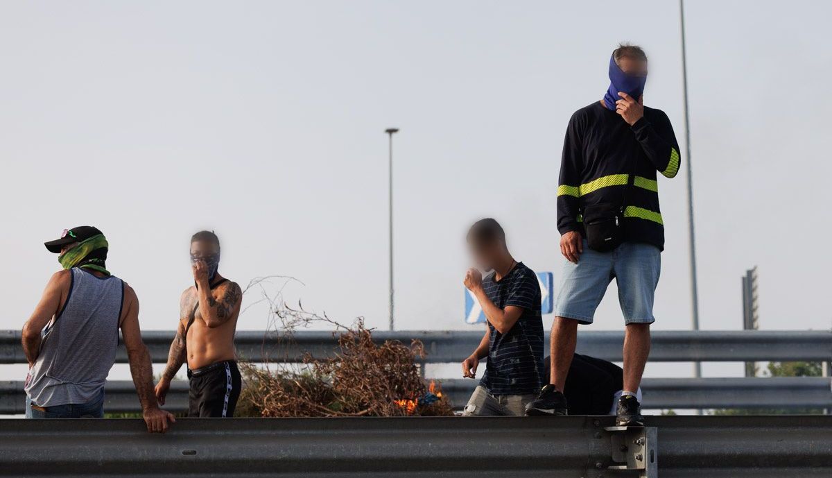Manifestantes prenden fuego a ramas en uno de los accesos a la capital 