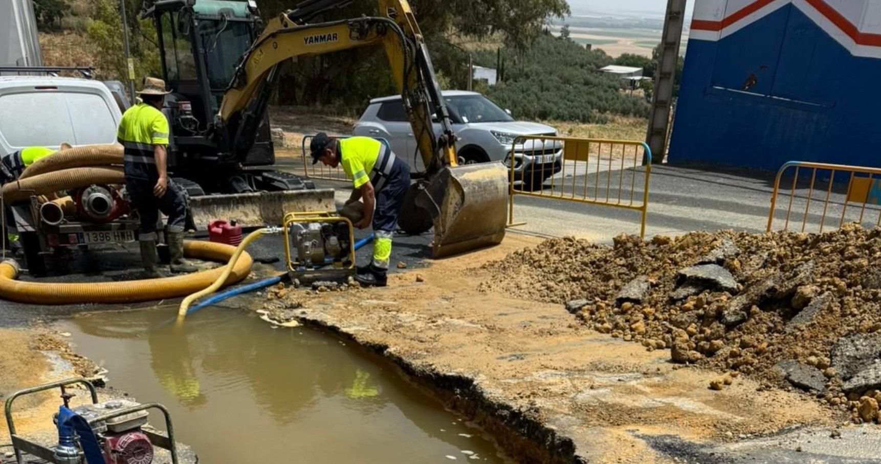 La tubería que ha reventado el mediodía del miércoles en Carmona.