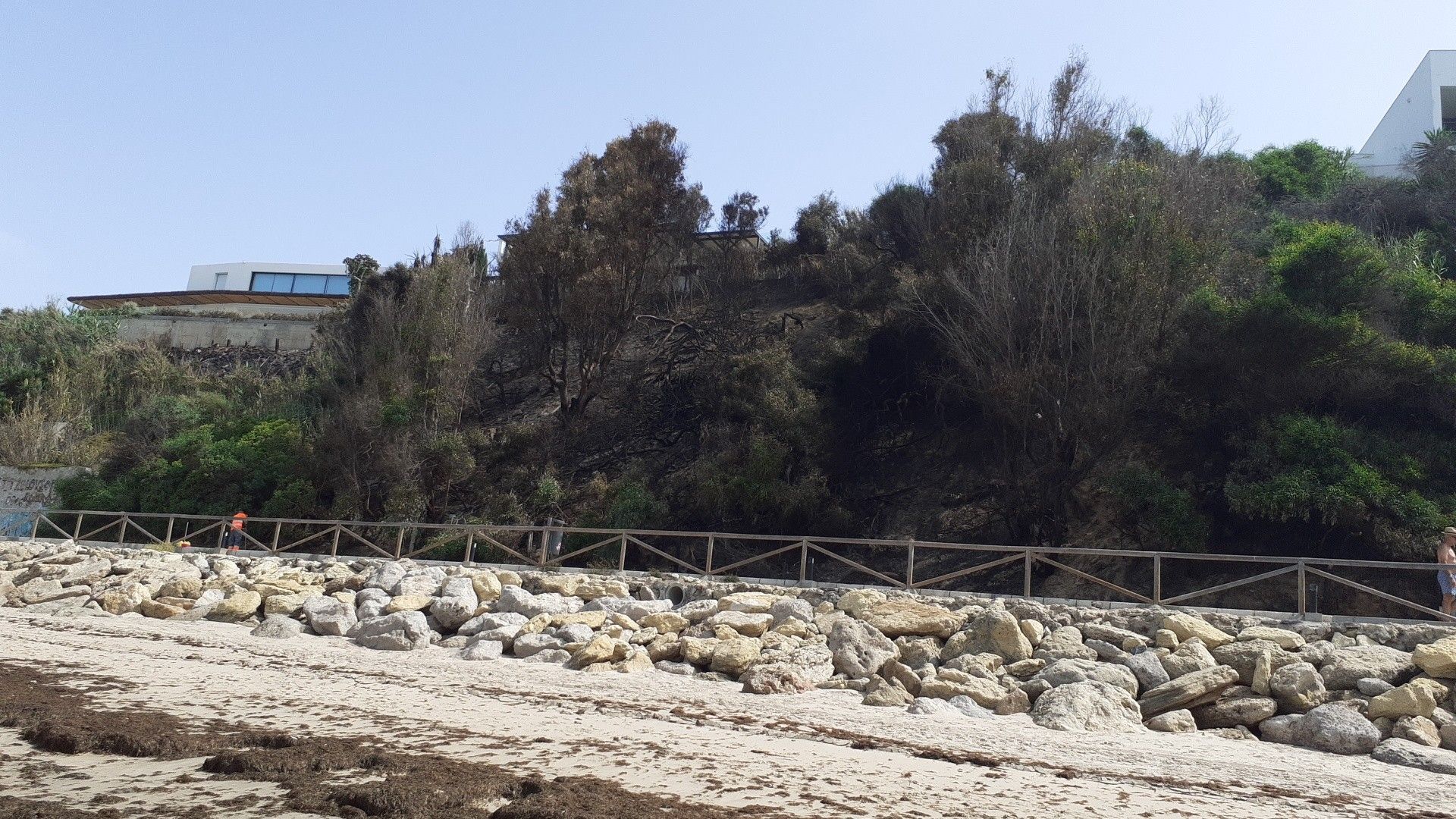 Vista del Paseo de madera tras el incendio ocurrido en El Puerto. Vista del Paseo de madera tras el incendio ocurrido en El Puerto.