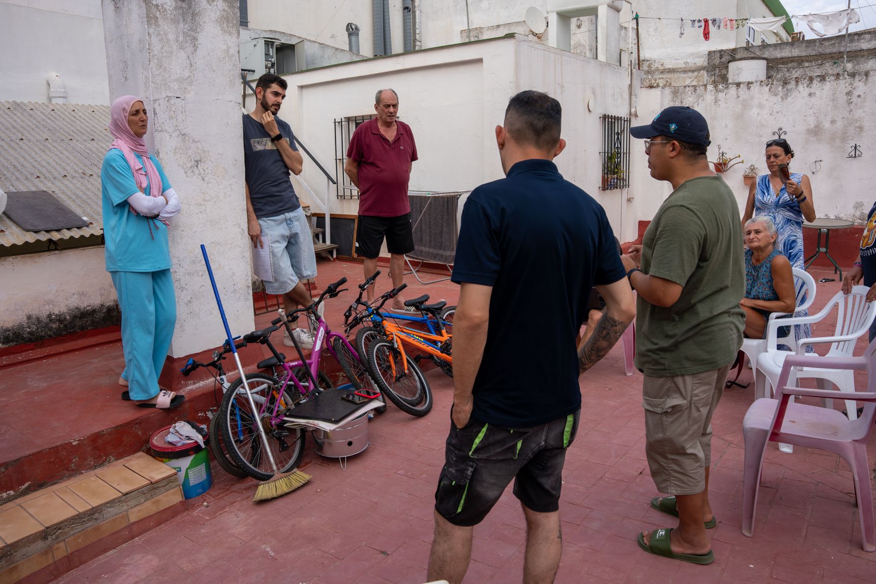 La mayoría de los vecinos adultos, en una reunión en la azotea de la finca.