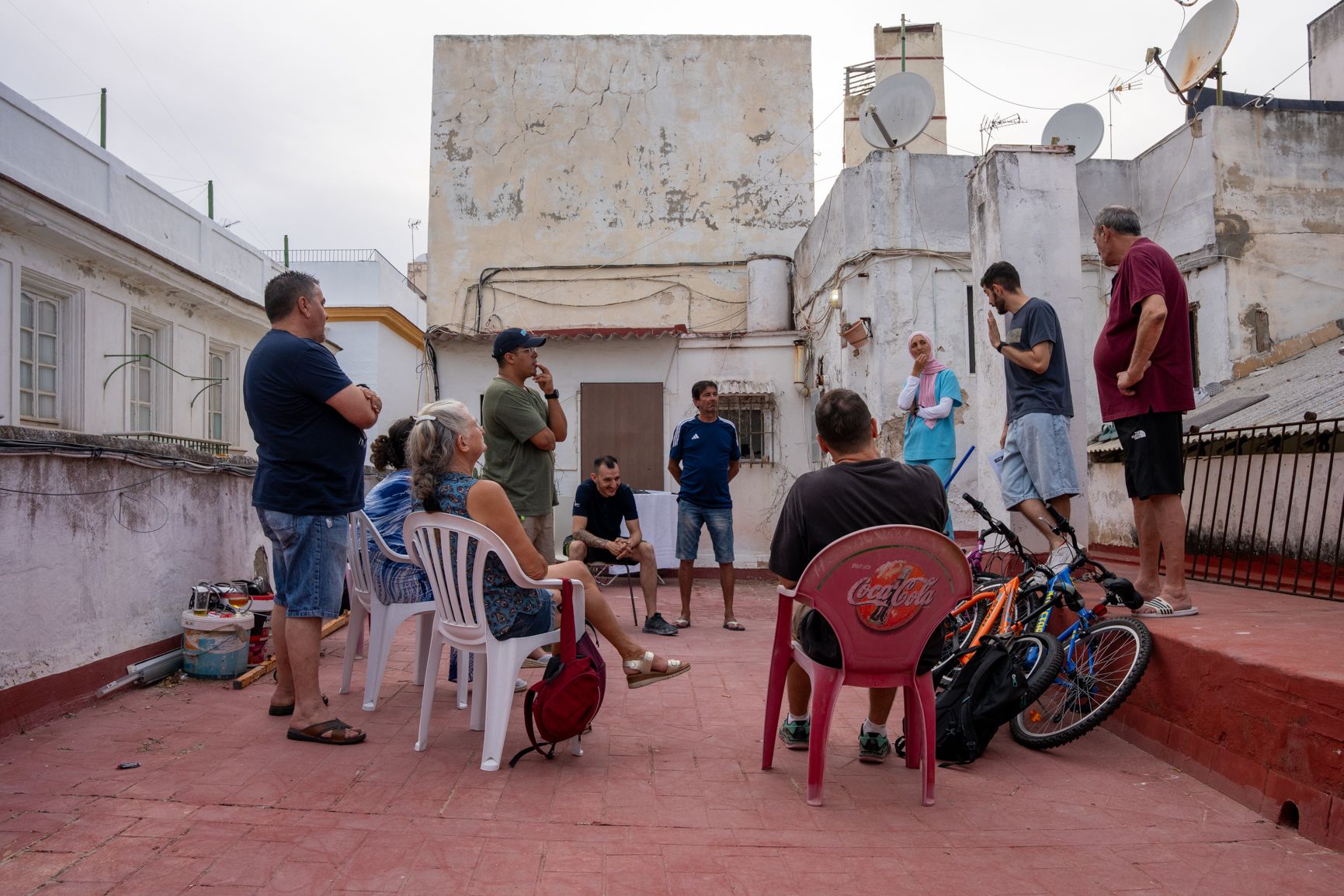 Los vecinos, reunidos en la azotea del ruinoso inmueble este pasado miércoles.