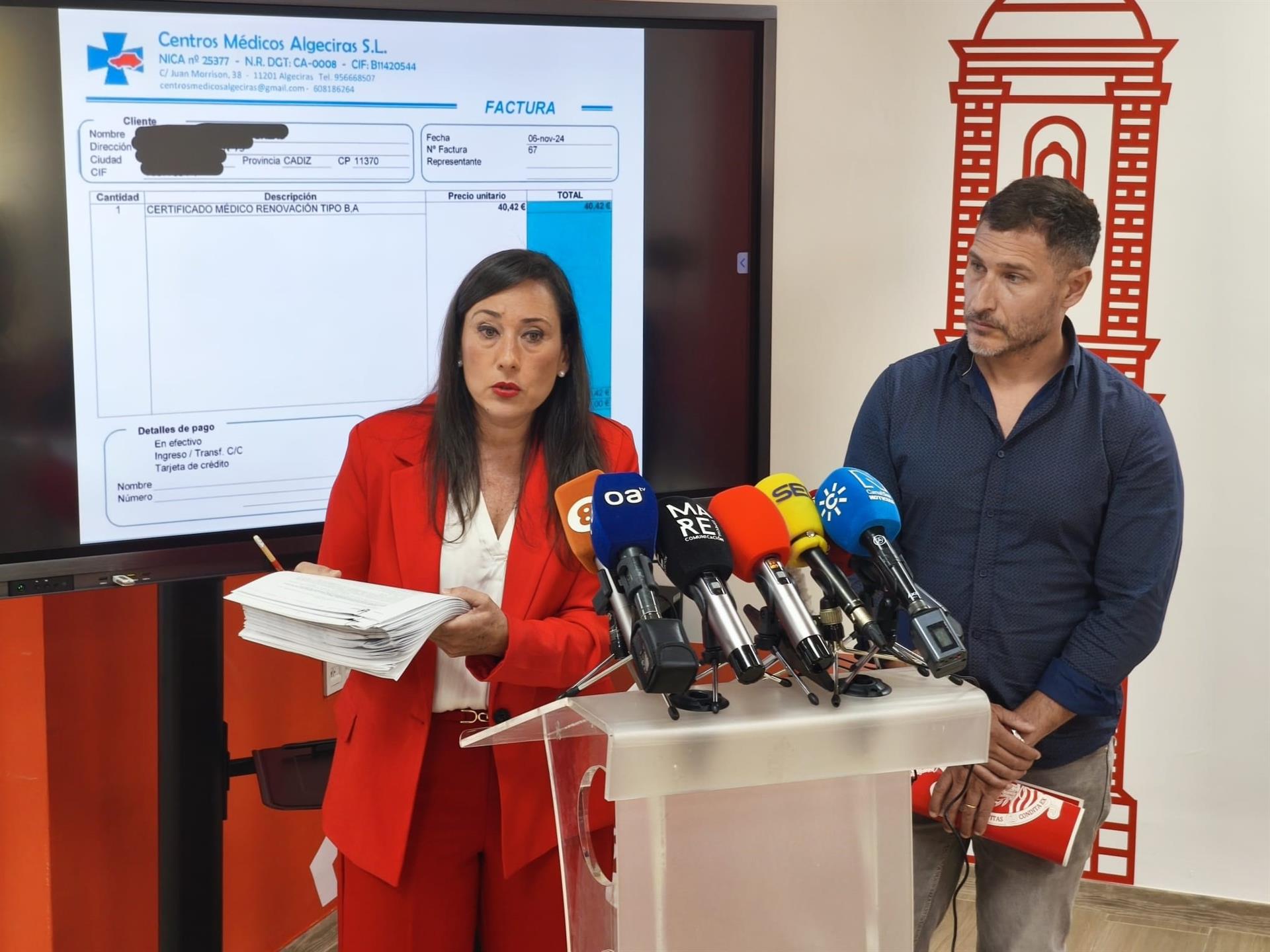 La secretaria general del PSOE local y portavoz municipal, Rocío Arrabal, compareció en rueda de prensa junto a Fran Fernández, secretario de organización y viceportavoz, para presentar la denuncia contra Landaluce, alcalde de Algeciras.
