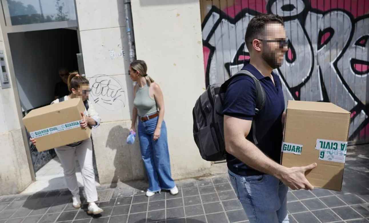 Dos agentes de la Guardia Civil salen de la casa del exministro José Luis Ábalos.   EFE/ANA ESCOBAR
