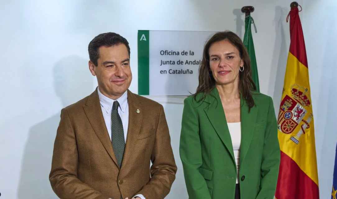 Esperanza García, junto a Juanma Moreno.   EFE