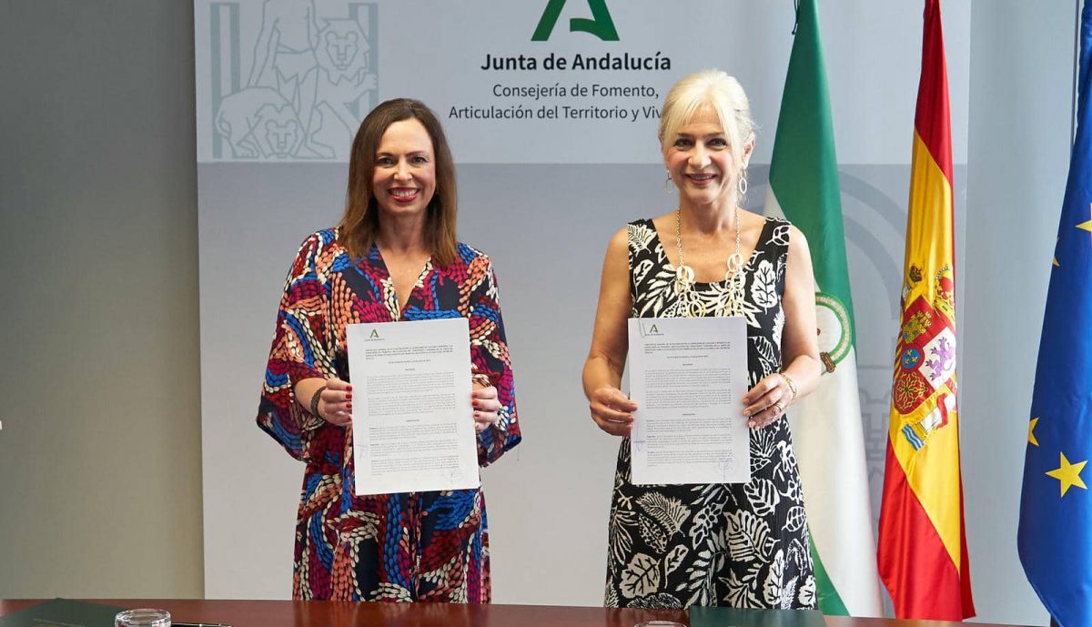 La firma del protocolo entre Cultura y Fomento.