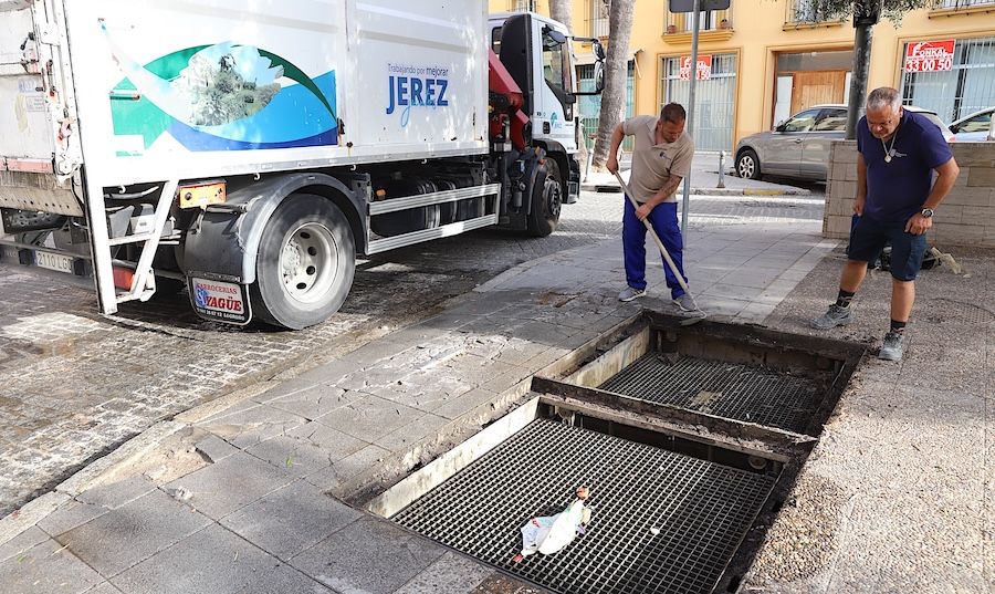 Retirada de contenedores soterrados en la plaza San Andrés de Jerez.