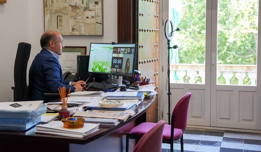 El vicepresidente de Diputación, Juancho Ortiz, conectado al pleno de junio