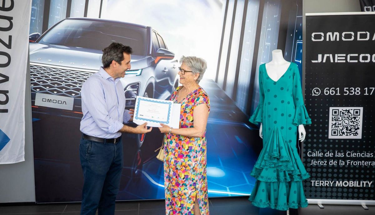 Maria Hierro recogiendo en nombre de Carla Castellano el tercer premio, un día de lujo