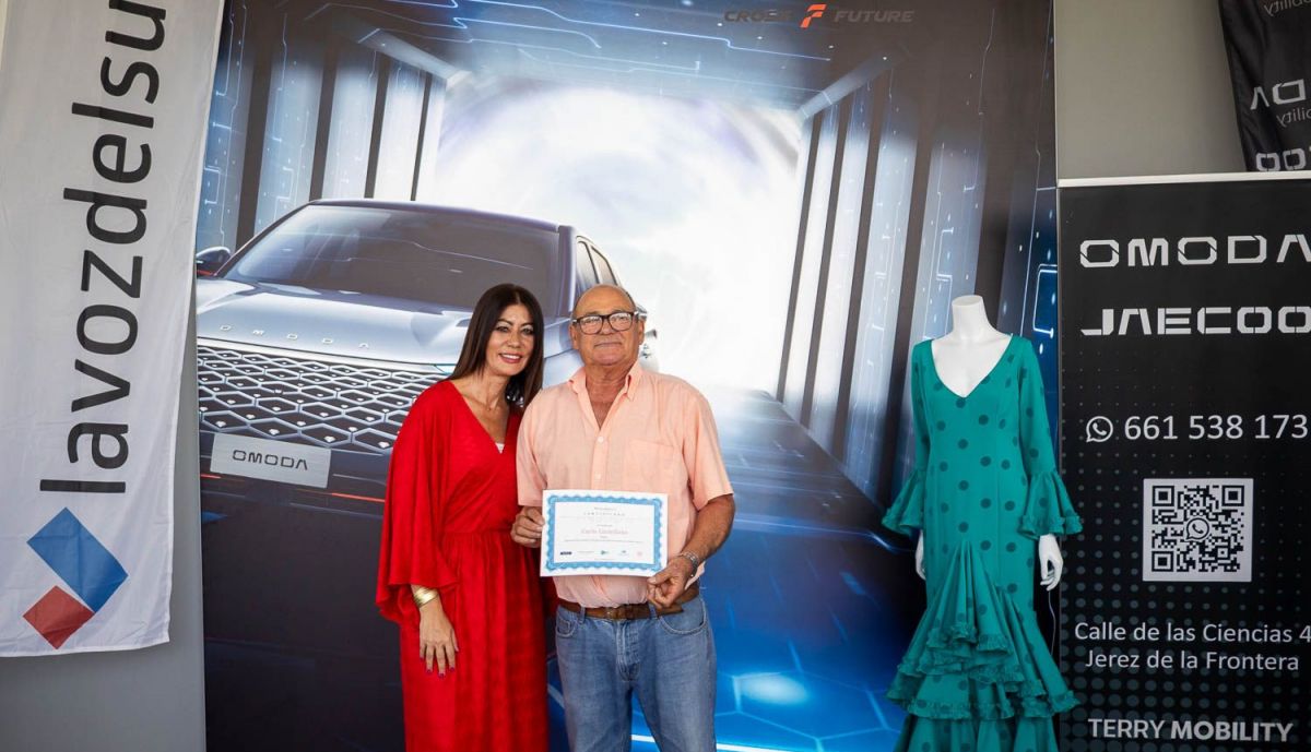 Jose Luis Carretero recogiendo de manos de Almudena, comercial de lavozdelsur.es, en nombre de María Hierro el cuarto premio