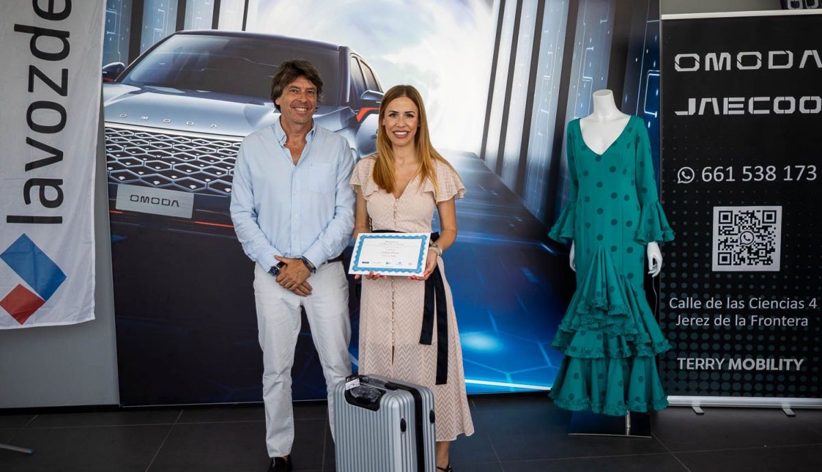 Lidia Pozo junto a David Herrera, gerente de Omoda recogiendo el segundo premio