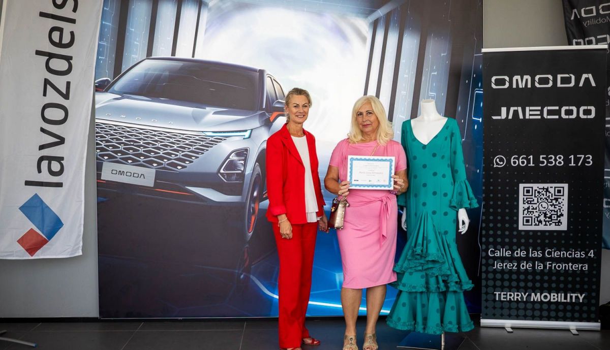 María Luisa Fernández, ganadora del traje de flamenca junto a Isabel Mora, responsable de comunicación y relaciones institucionales del El Corte Inglés