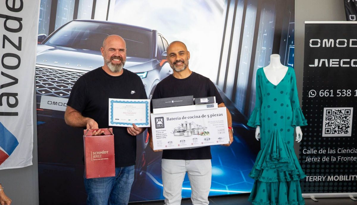  Carlos Carretero recogiendo en nombre de Ana Carretero el set de batería de cocina BRA, de manos de Julio, gerente de Cocinas Schmidt