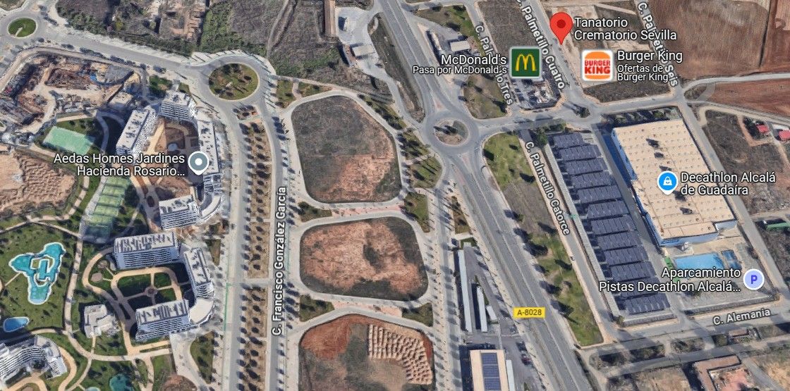 A la derecha, el crematorio, y a la izquierda, las viviendas de Sevilla.