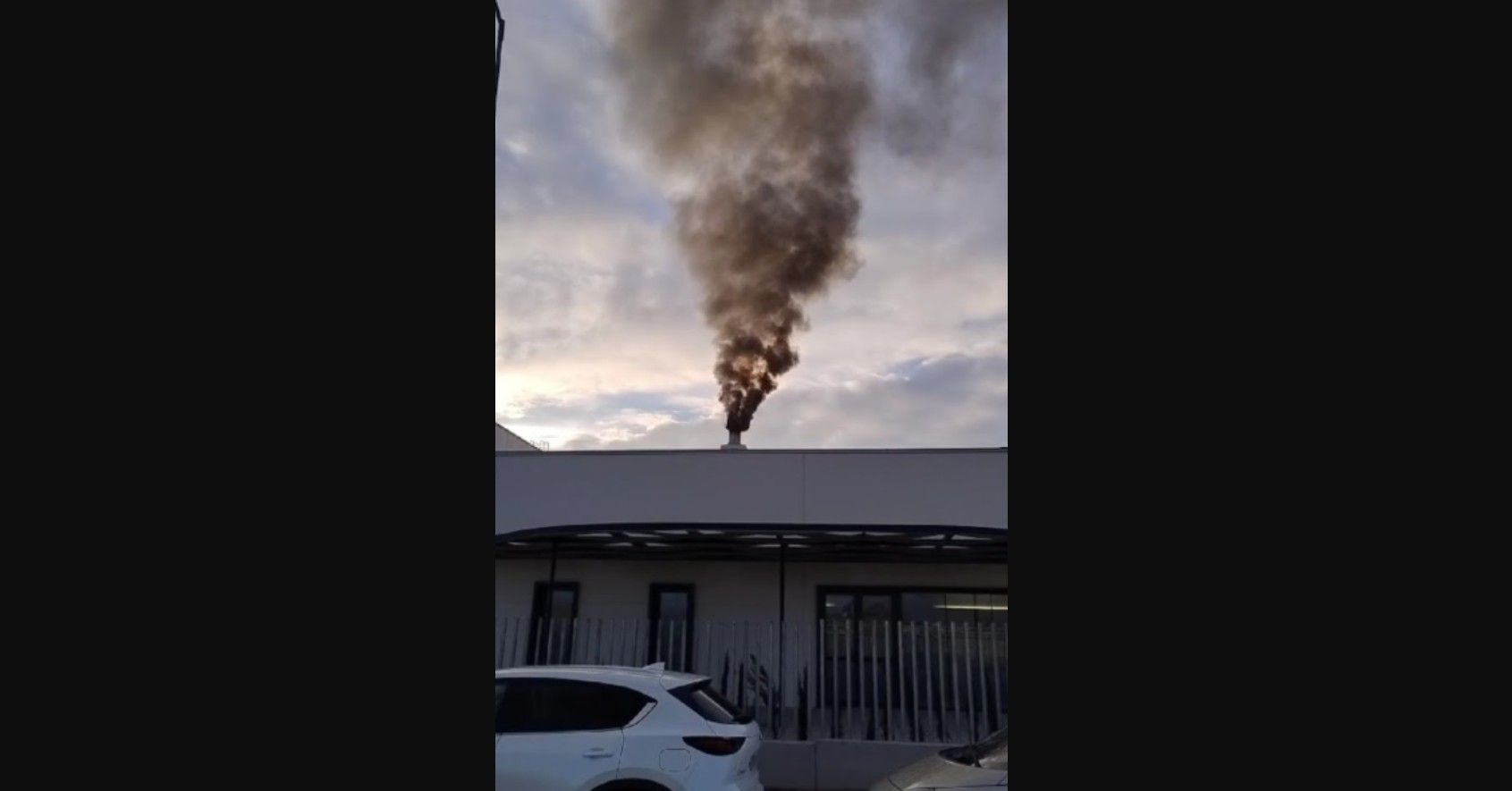 La chimenea con humos negros en el tanatorio.