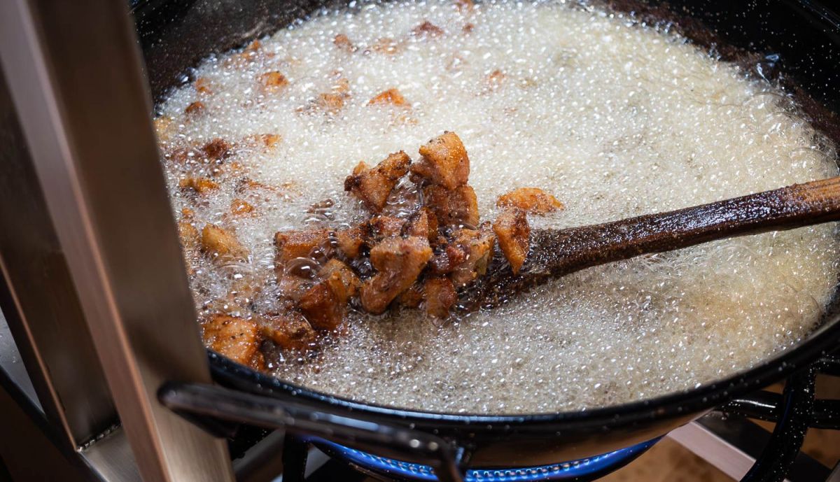 Detalle de la elaboración de los chicharrones.