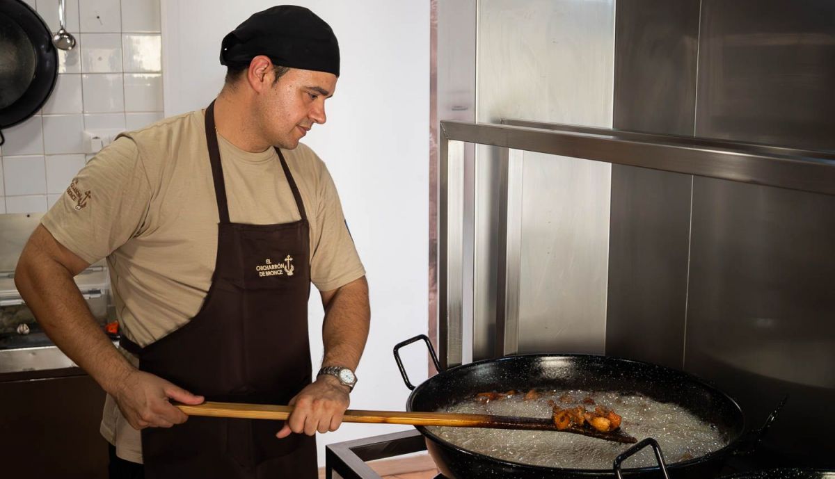 Diego Monje prepara con mimo el producto estrella.