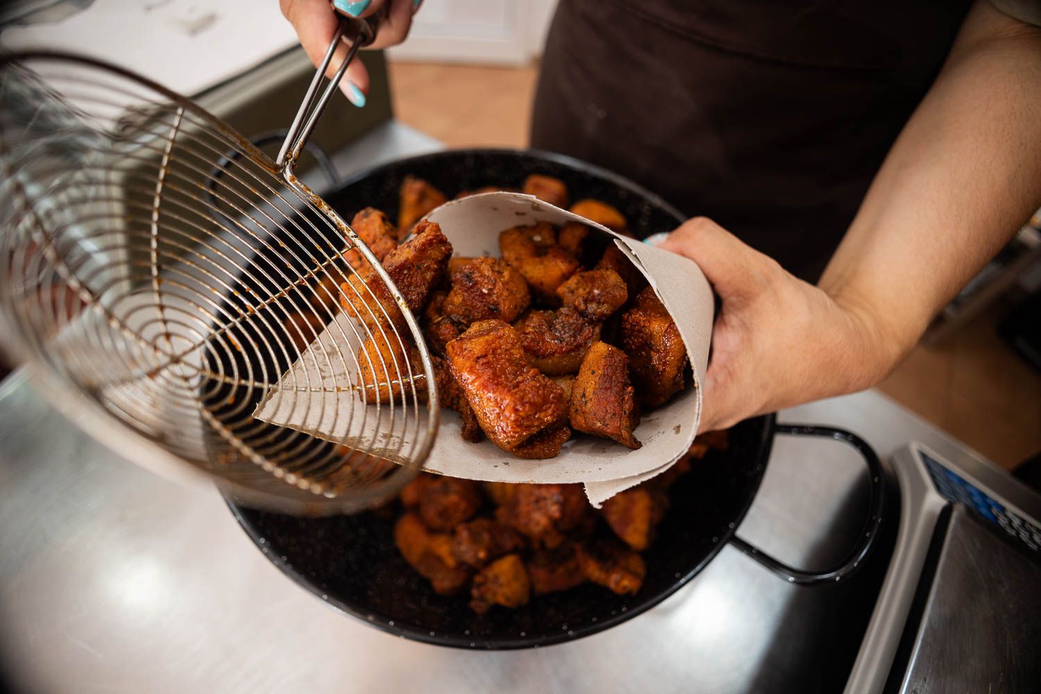 Detalle de un papelón de chicharrones. Detalle de un papelón de chicharrones.
