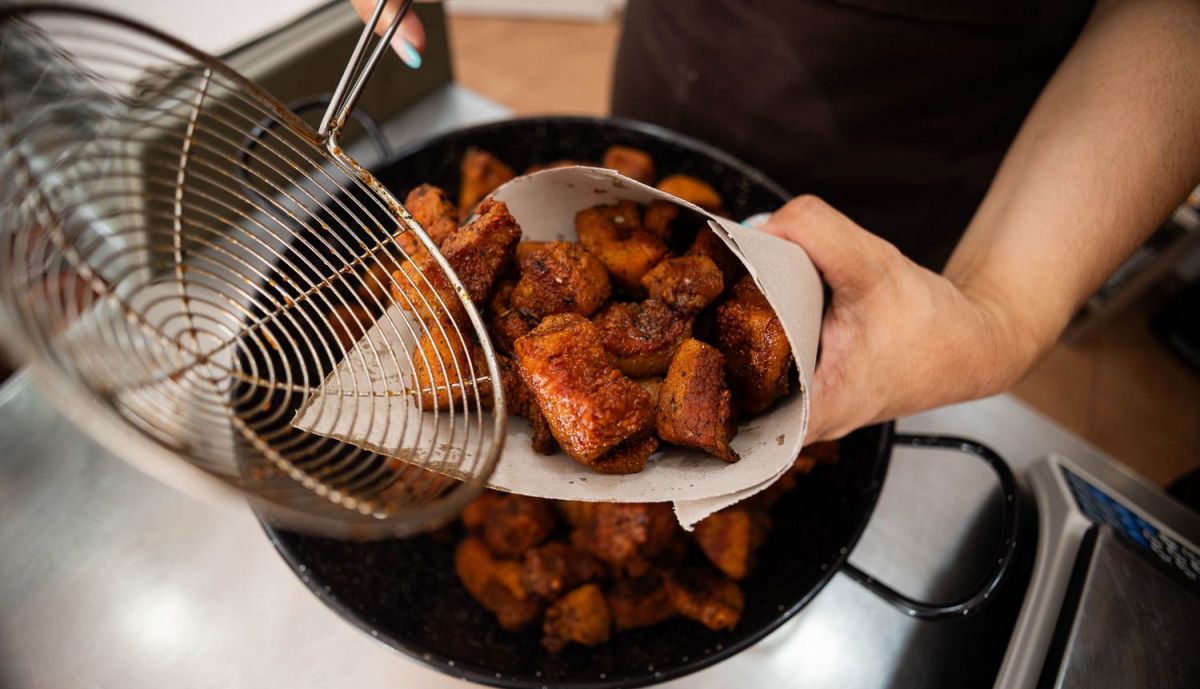 Detalle de un papelón de chicharrones.