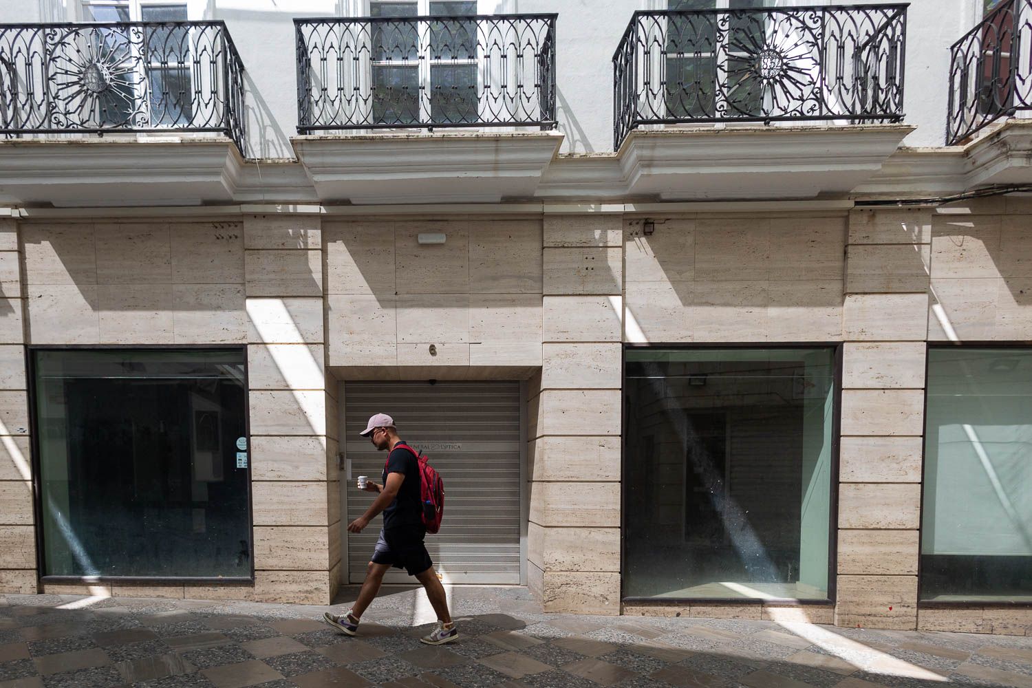 Fachada del inmueble de calle Algarve, junto a Larga, que se vende completo en Jerez.