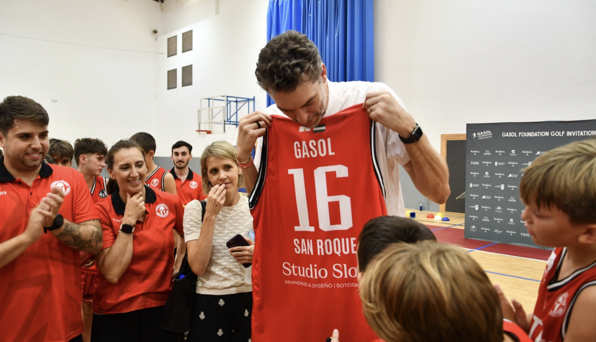 Pau Gasol saluda a los niños