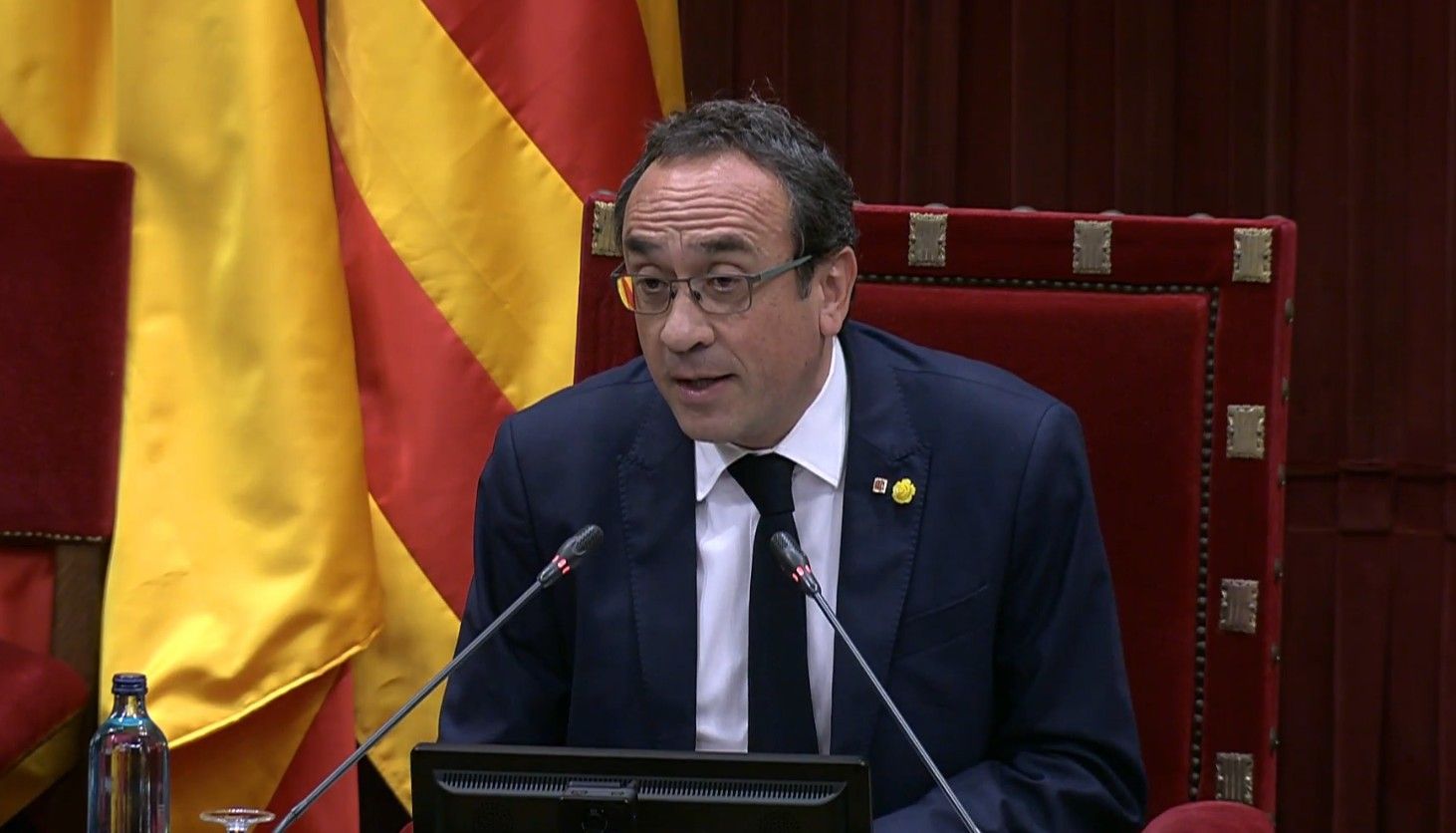 Josep Rull, presidente del Parlament y dirigente de Junts, recuerda a Esperanza García, delegada de la Junta en Cataluña.