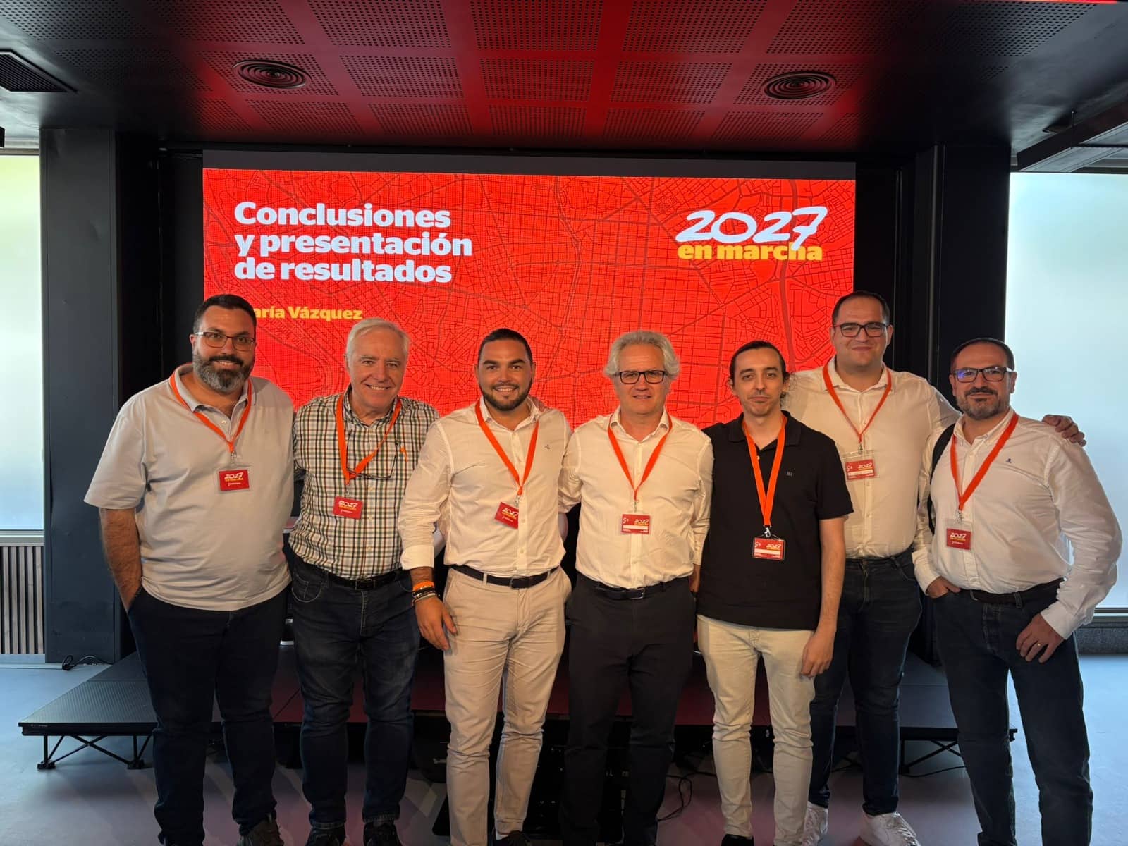 Carlos Pérez Nievas, el nuevo secretario general de Ciudadanos, en el centro, flanqueado por Manuel Ruiz Morera, el nuevo líder del partido naranja en Andalucía, y su secretario de Comunicación, Antonio Estévez.