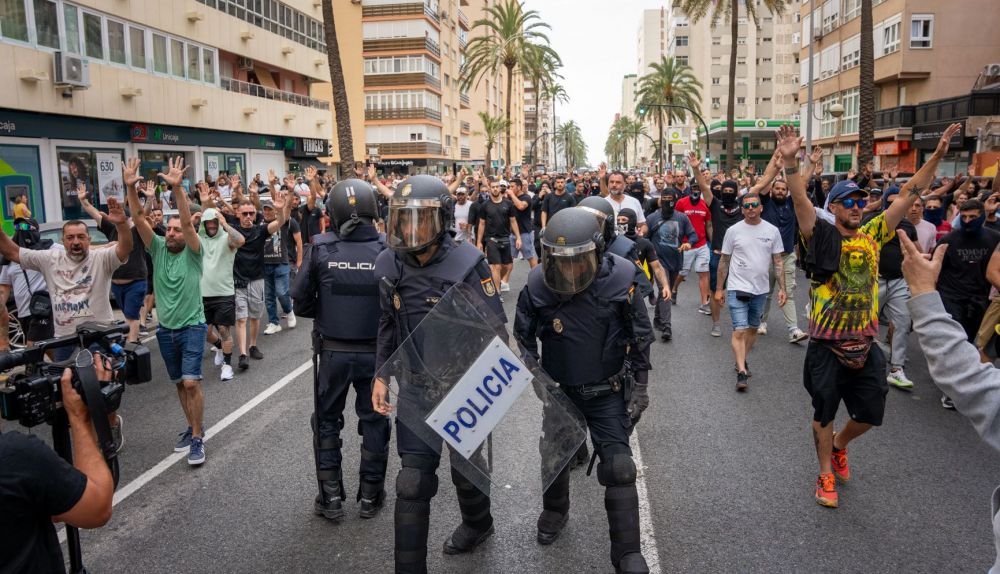 Un grupo de policías, este jueves entre los manifestantes en la avenida principal de Cádiz.
