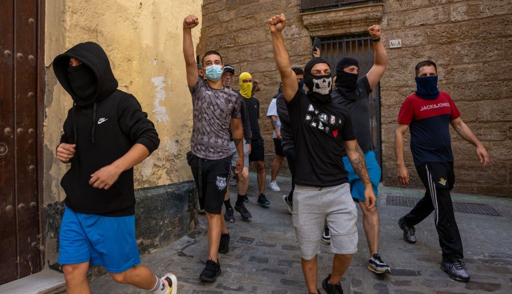 Manifestantes del metal en el barrio de Santa María de Cádiz en la huelga de junio.