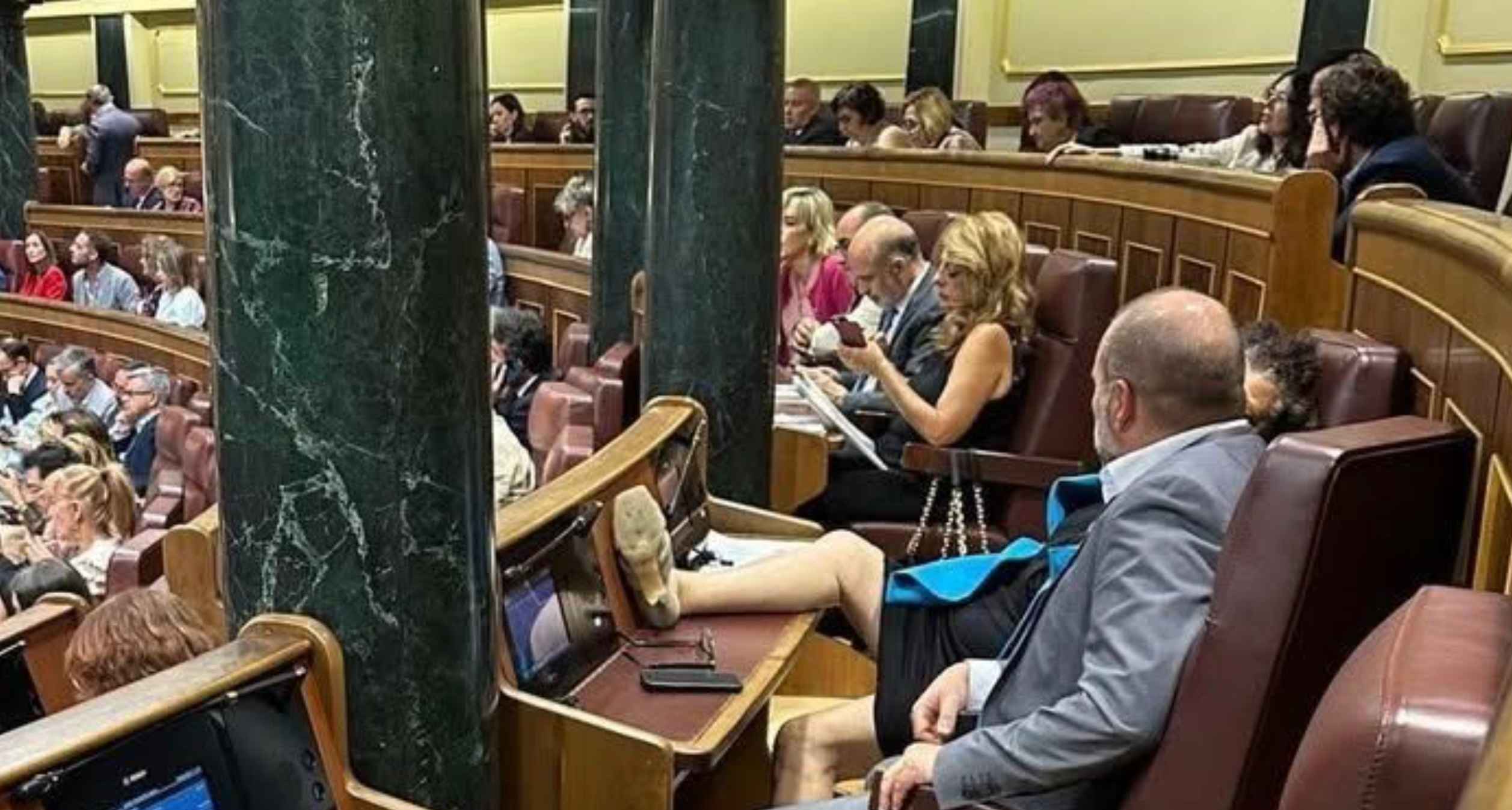 La diputada de ERC, despatarrada sobre el escaño de Ábalos.