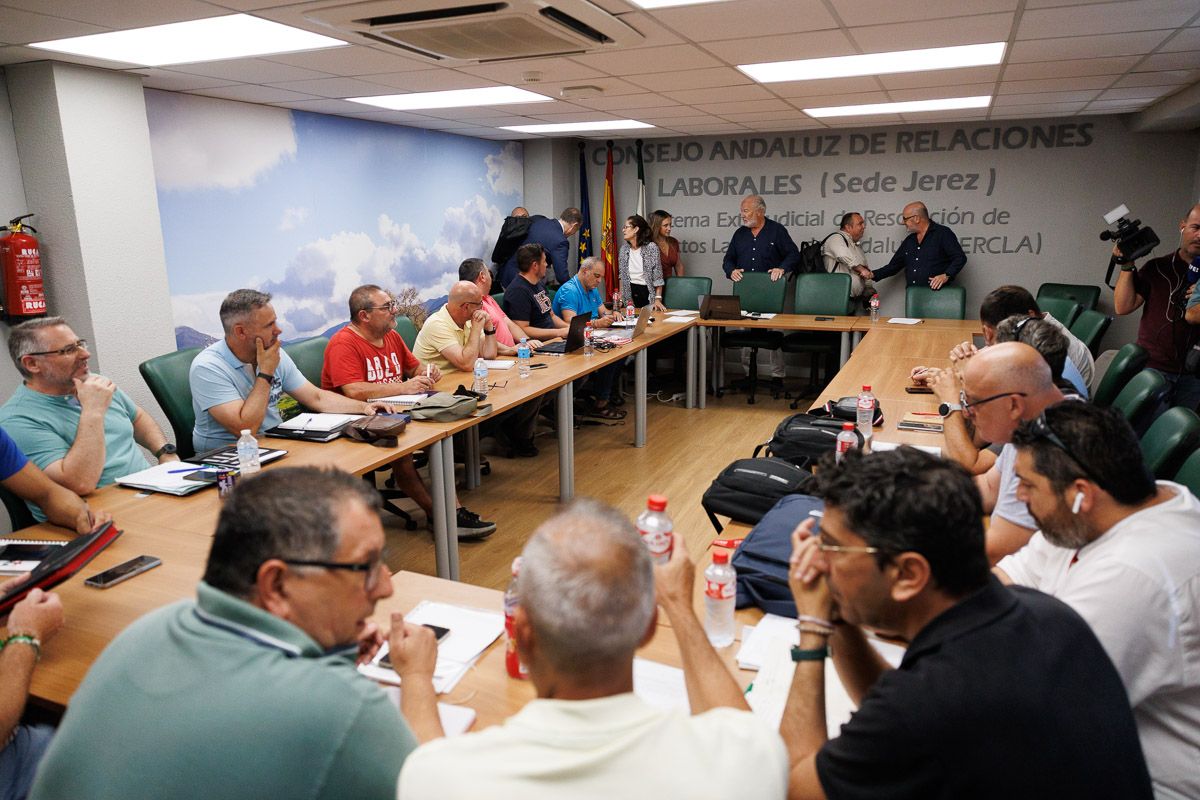 Representantes sindicales y patronales, al inicio de la reunión de este viernes en Jerez. Representantes sindicales y patronales, al inicio de la reunión de este viernes en Jerez.