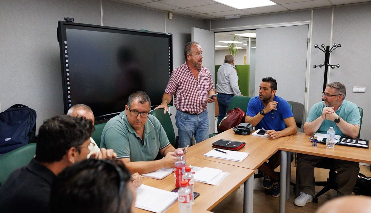Empresarios y sindicalistas, en la reunión de 22 horas celebrada en la sede del Sercla en Jerez.