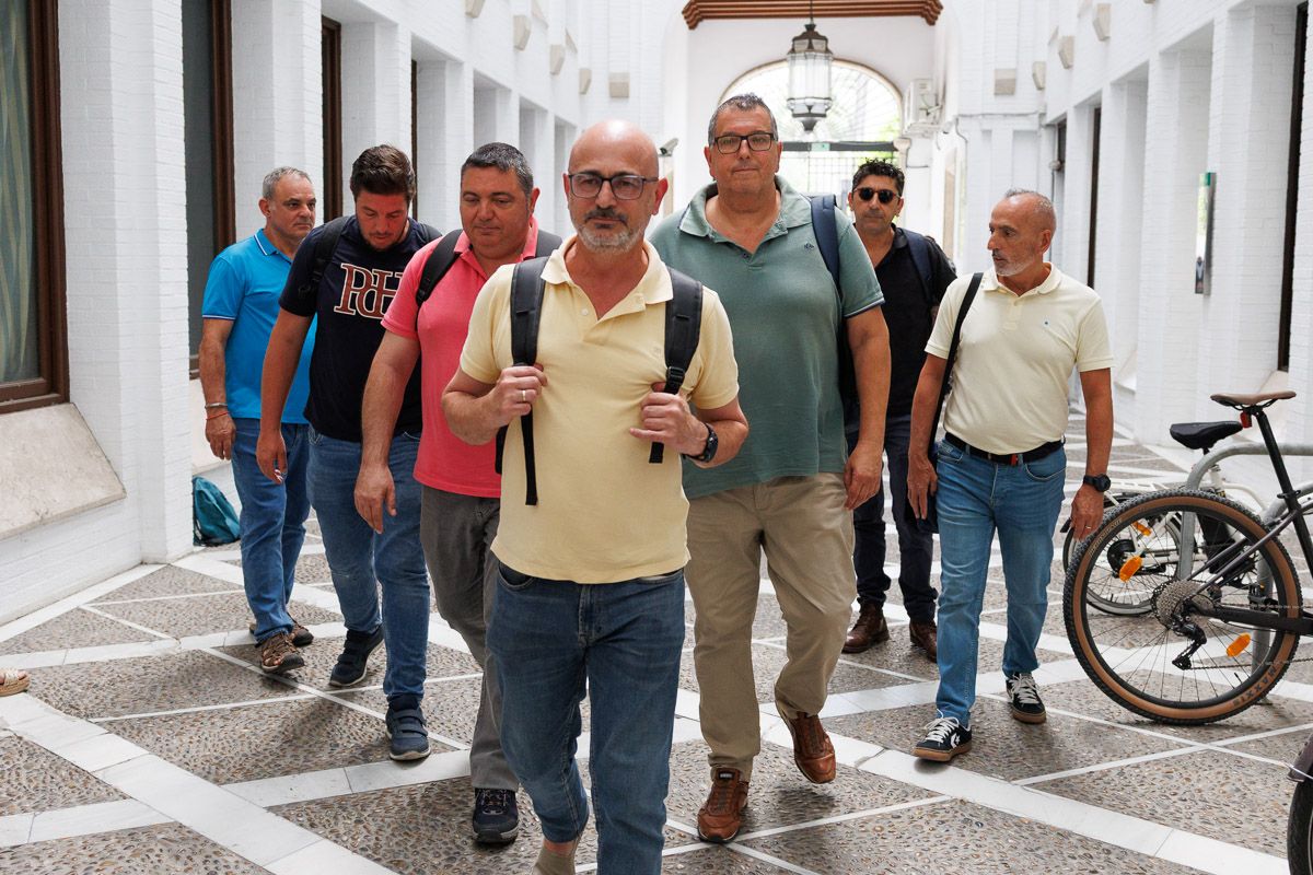 Los representantes sindicales, a la entrada de la sede del Sercla en Jerez este viernes.