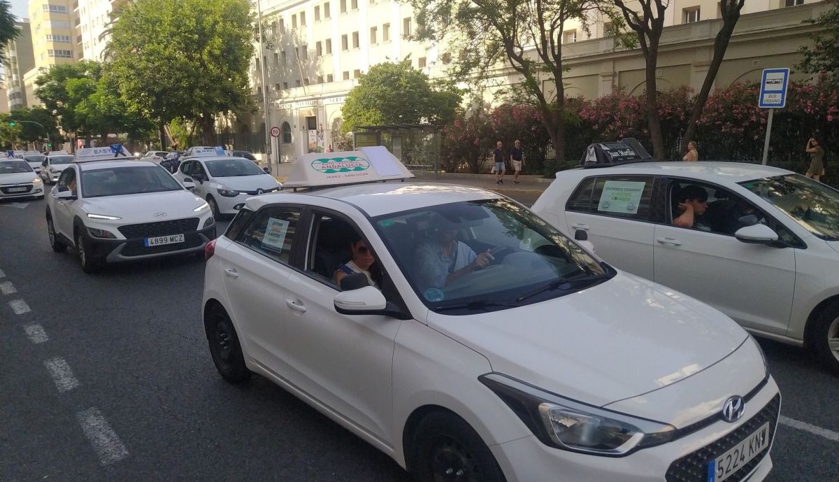 Fila de coches Huelga Cádiz