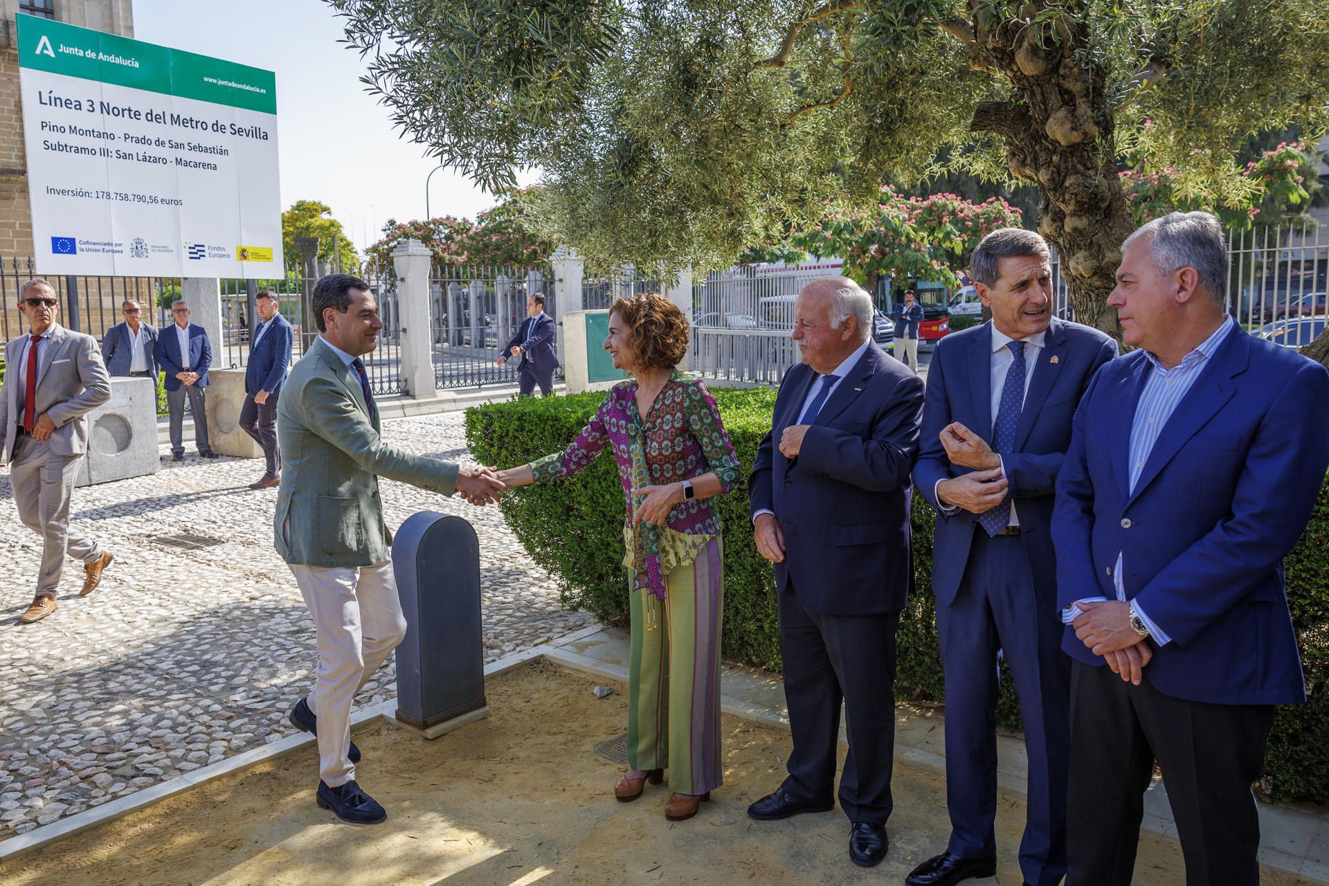 Saludo entre Montero y Moreno en la presentación del tramo del Metro de Sevilla.