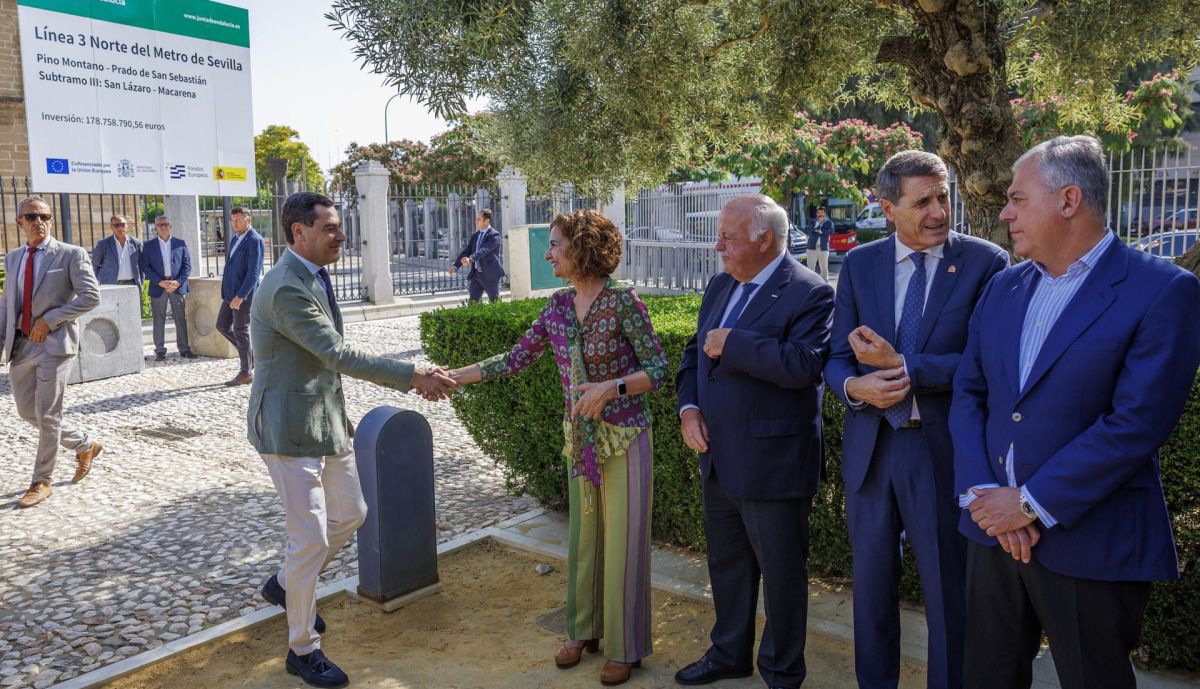 Saludo entre Montero y Moreno en la presentación del tramo del Metro de Sevilla.