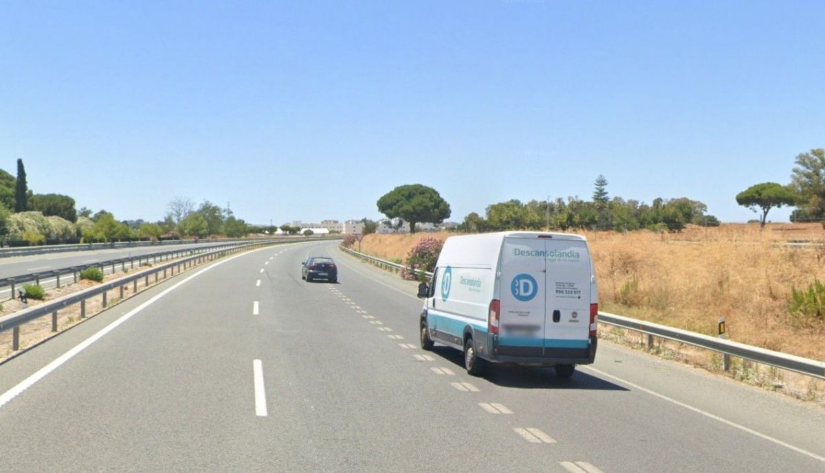 Vista del punto del accidente, en una imagen de Google Maps, donde se muestran los tres carriles.