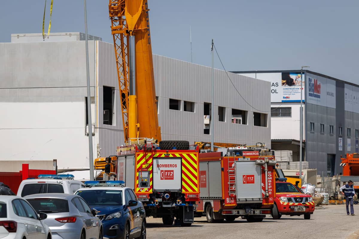 Los bomberos y servicios de emergencia, en la nave en Camas.