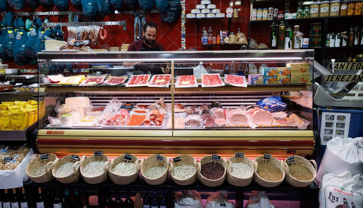 Interior del negocio con productos gourmet. 