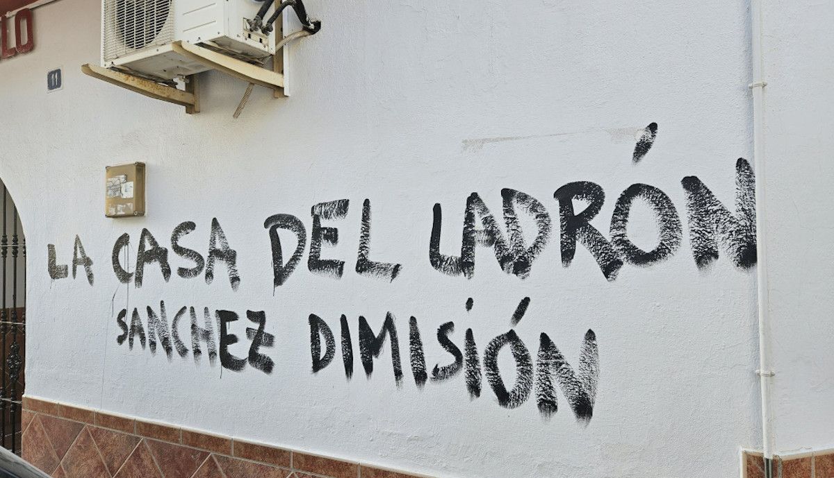 Pintadas en la sede socialista de Alhaurín de la Torre.