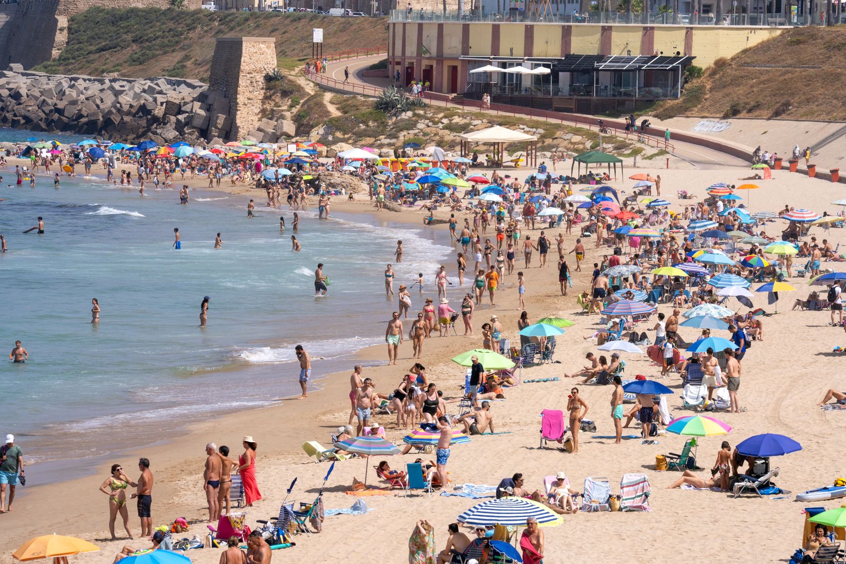 Gente en la playa en Andalucía este verano.