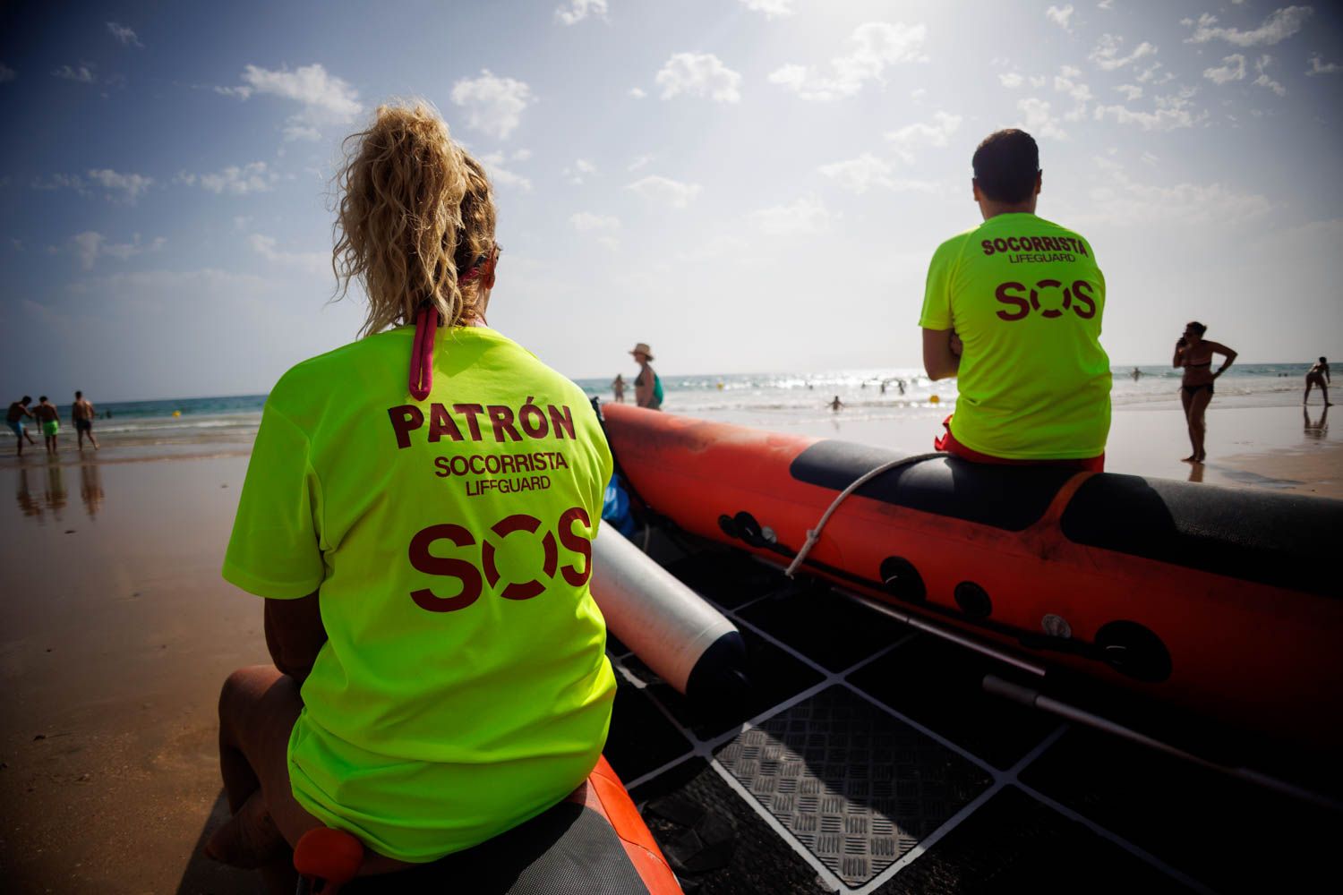 Socorristas en la playa Victoria de Cádiz este sábado de "temporada media".