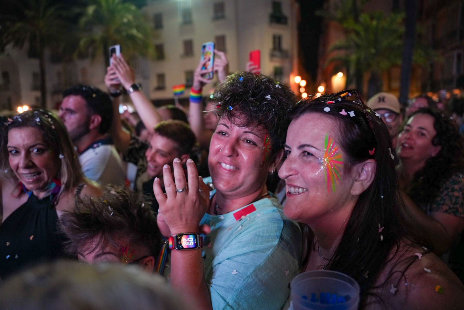 Dos mujeres con maquillaje de fiesta.