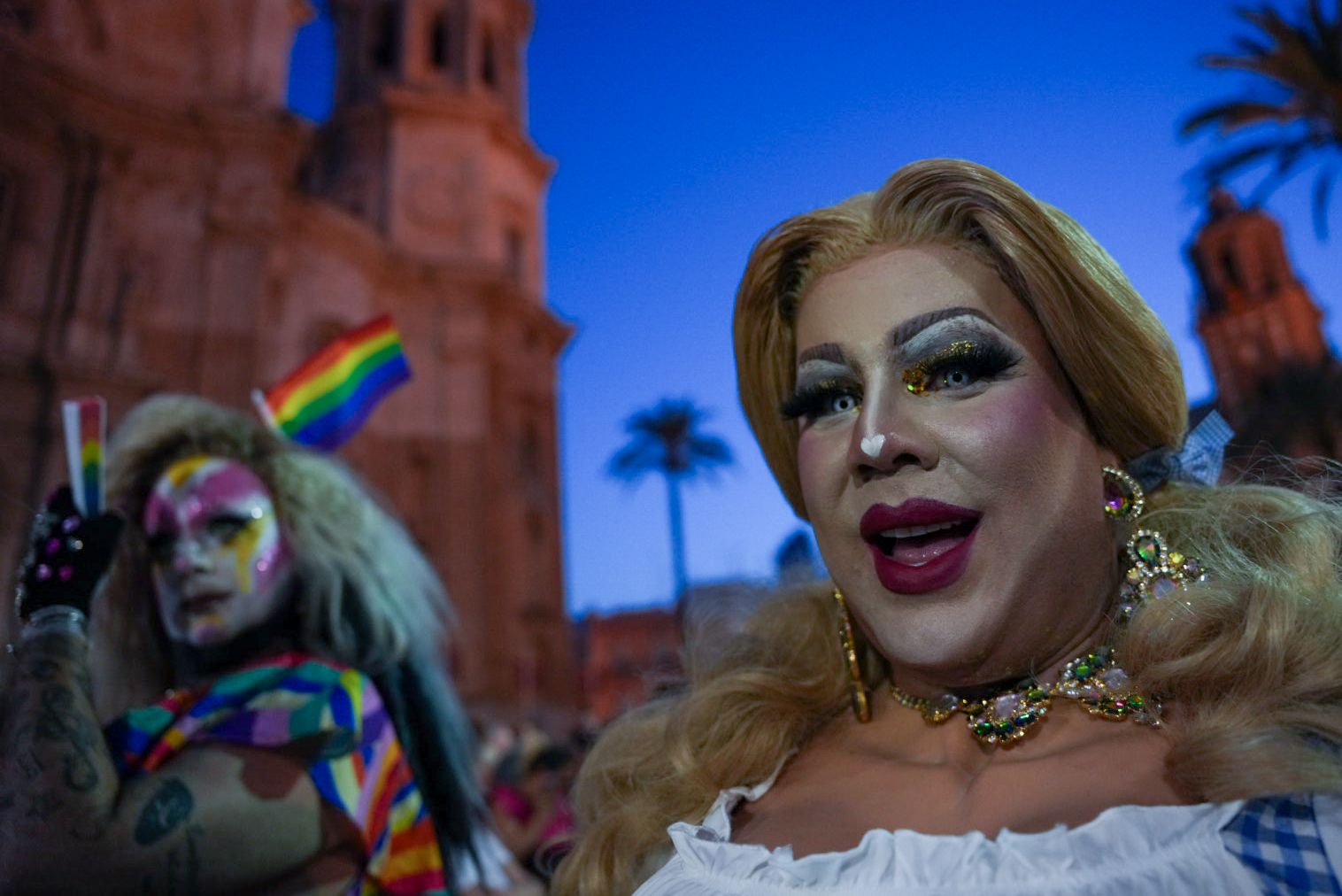 Una drag delante de la catedral de Cádiz.